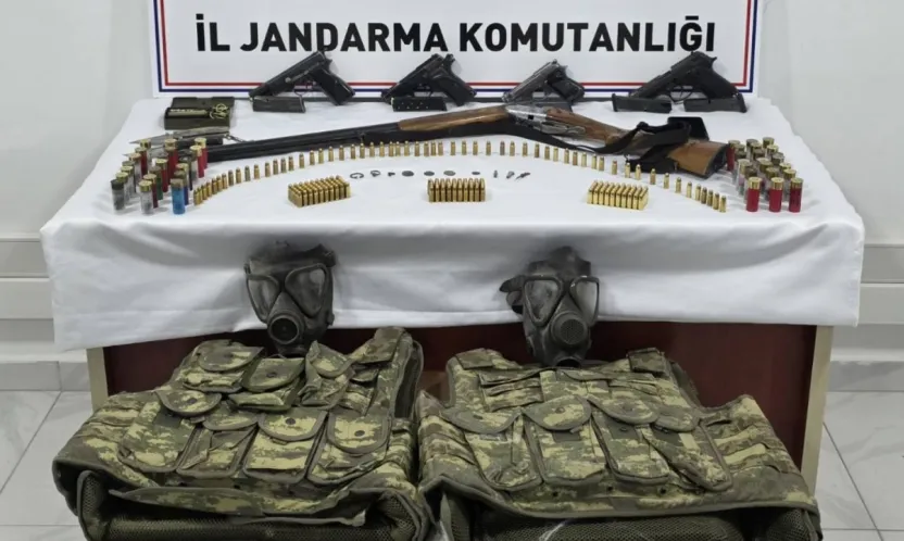 Jandarmadan cephanelik gibi eve baskın