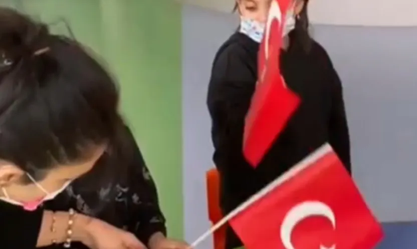 KANKA hastanesindeki çocuklara bayrak sevgisi etkinliği