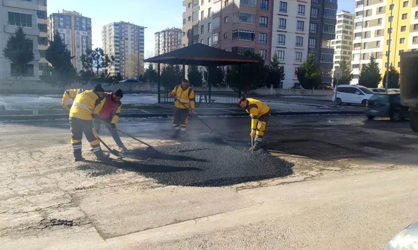 Kar, buz ve tuzun tahrip ettiği yollar tamir ediliyor