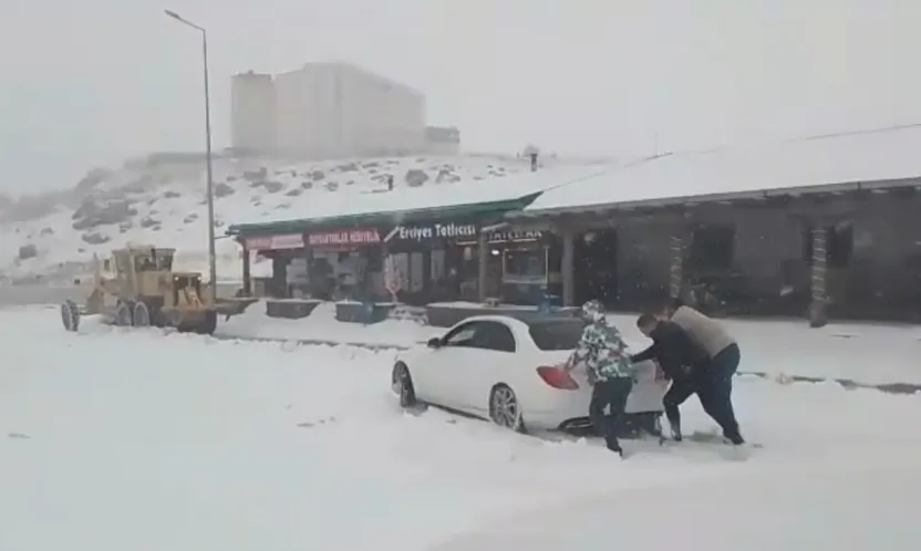 Kar yağışı bazı bölgelerde ulaşımı zorlaştırdı
