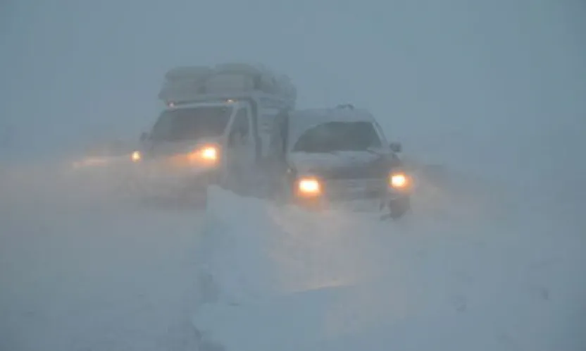 Kar yağışında mahsur kalan aile polis ekiplerince kurtarıldı