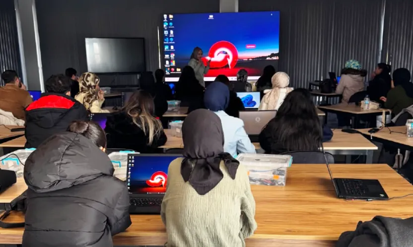Kayseri'de Bilişim Akademisi'nde Fen Bilgisi Öğretmen Adaylarına Robotik Kodlama Eğitimi
