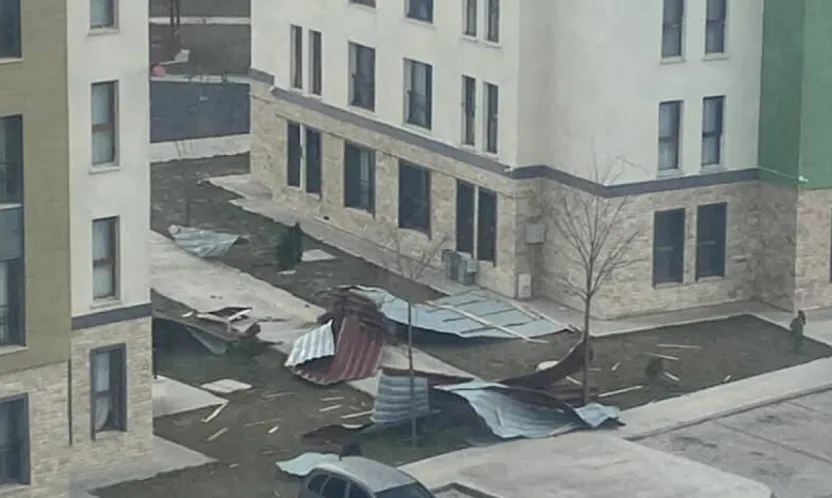 Kayseri'de kuvvetli rüzgar etkili oldu: Çatılar uçtu, levhalar zarar gördü