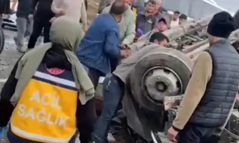 Kayseri'de sürücüsünün kontrolünü kaybettiği tır devrildi 1 ölü