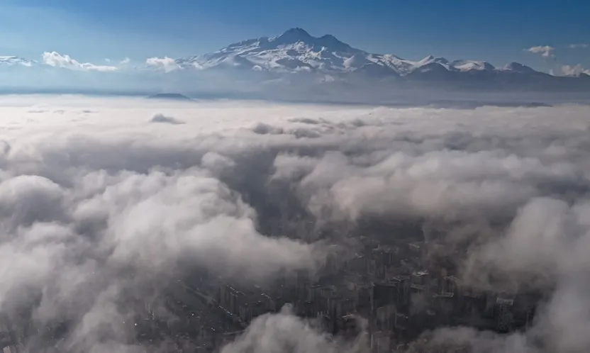 Erciyes'in Büyüleyici Görüntüleri: Osman Arabacı'nın Dronu ile Sis Altında Bir Başka Dünya