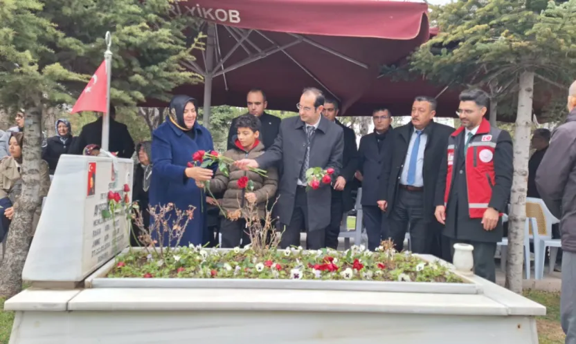 Kayseri'nin ilk kadın şehidi Ayşegül Pürnek, kabri başında dualarla anıldı