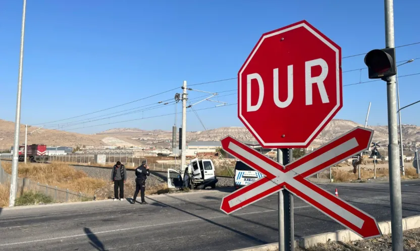 Lokomotif, hemzemin geçtte araca çarptı: 2 kişi yaralandı