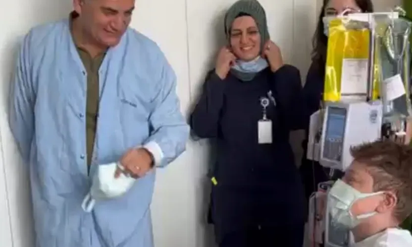 Lösemi hastasının 14'üncü yaş günü dileği: 'Benimle ilgilenen tüm sağlık çalışanlarını maskesiz görebilmek istiyorum'