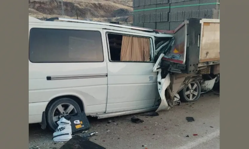 Malatya Yolunda tıra arkadan çarpan araçta 3 kişi öldü