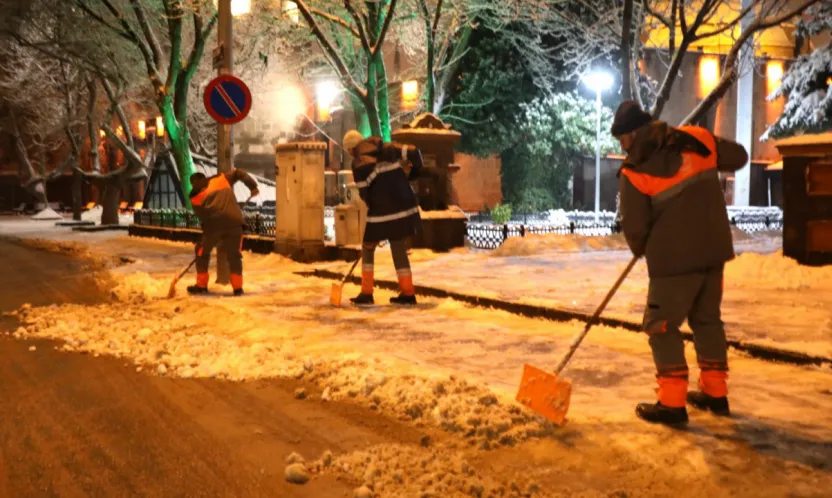 Melikgazi'de kar küreme ve tuzlama çalışmaları sürüyor