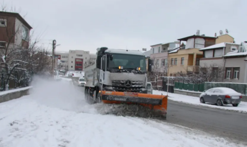 Melikgazi'de karla mücadele son hızla devam ediyor