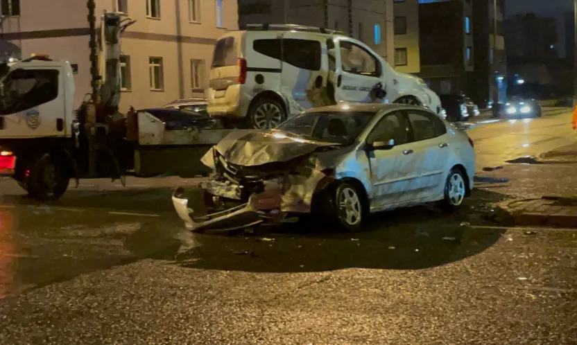 Otomobil ile hafif ticari araç çarpıştı: 4 yaralı