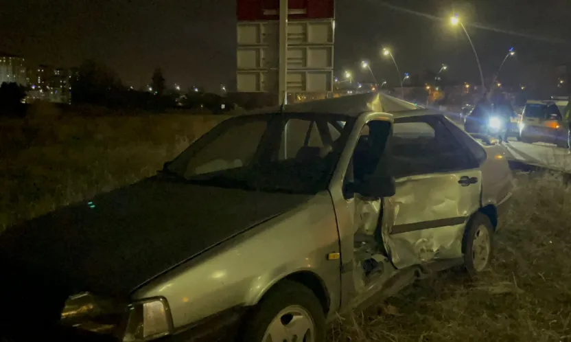 Otomobil ile hafif ticari araç çarpıştı: 2 yaralı