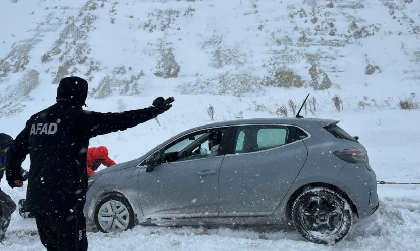Pınarbaşı-Sarız arası yolda kalan araçlar kurtarıldı