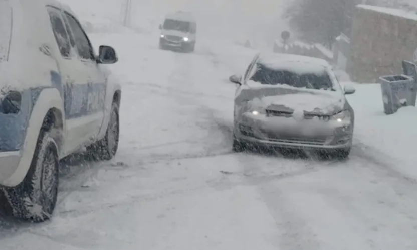 Polis ekipleri mahsur kalan 5 vatandaşı kurtardı