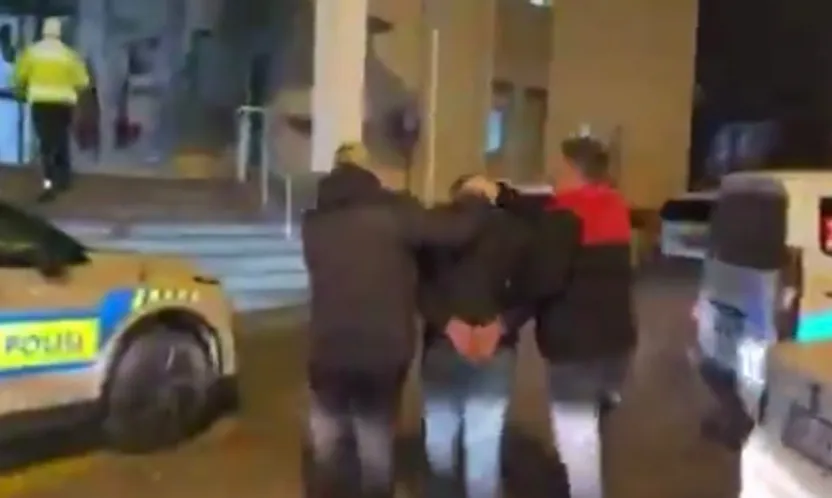 Polise çarpıp kaçan alkollü ve ehliyetsiz sürücü tutuklandı