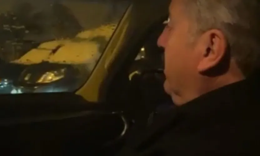 Sabahın ilk ışıklarıyla çalışmaya başladı, karlı yollar açıldı