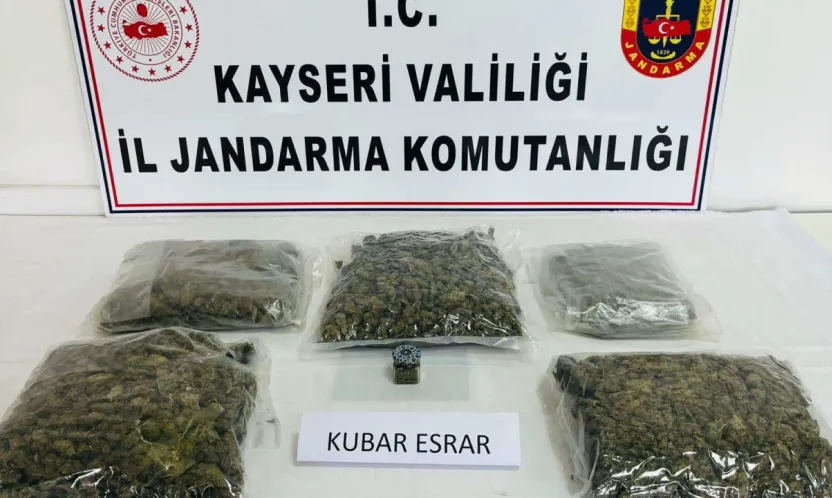 Sehpa içerisine zulalanmış 5 kiloya yakın kubar esrar ele geçirildi