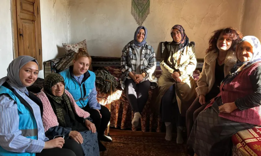 Selanik göçmeni Dönmez'e öğrencilerden hediye