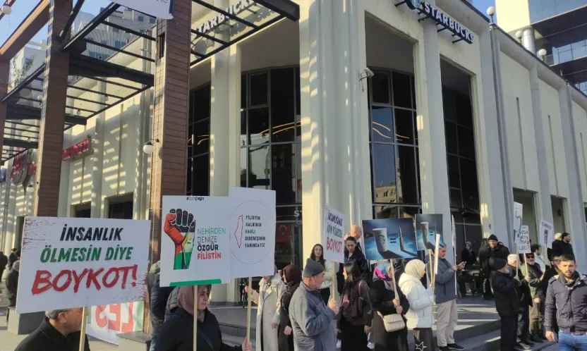 Starbucks Önünde Vicdan Nöbeti: Boykot için Sessiz Direniş Sürüyor