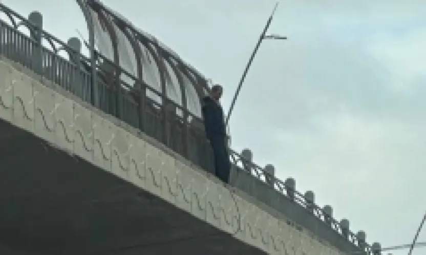 Sümer köprüsünde intihar girişiminde bulunan vatandaş ikna edildi