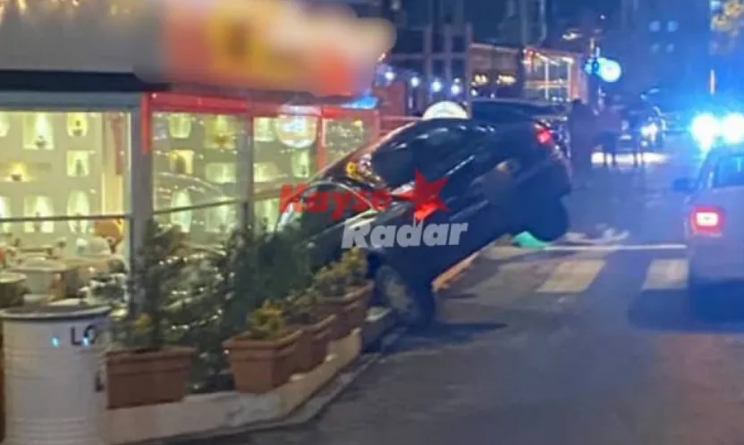 Sürücüsünün durduramadığı araç kafeye daldı
