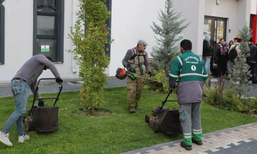 Talas Mevlana Mahallesi'nde 250 personelle bakım ve derin temizlik