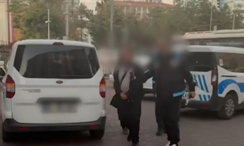 Tramvayda hayasızlık yapan 2 kişi gözaltına alındı