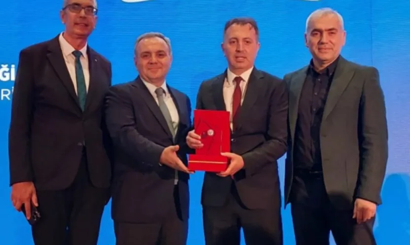 Türk Eczacıları Birliği 2025 Bilim Ödülü'nü ERÜ'lü akademisyene verdi