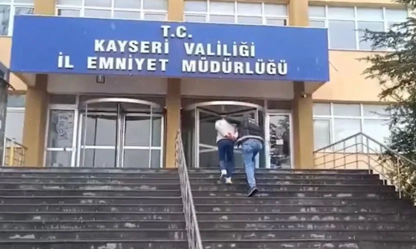 Uyuşturucu madde ticareti yapmak suçundan aranan 2 firari yakalandı