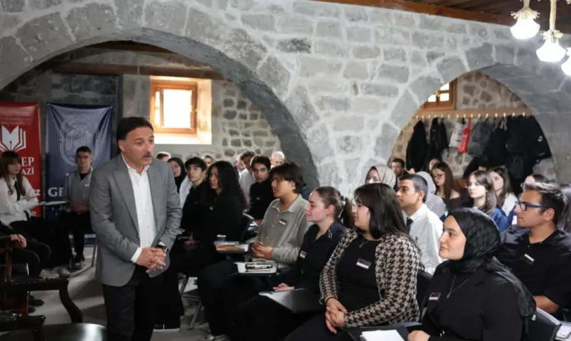 Vali Çiçek, Mektep Melikgazi Sosyal Bilimler Akademisi'ni ziyaret etti