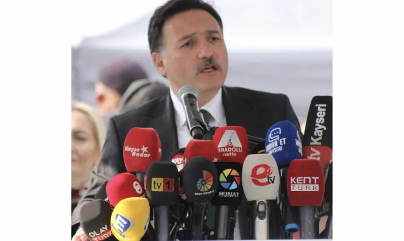 Vali Çiçek: 'Soğuğa ve yağmura rağmen Cumhuriyet'in 102'nci yılı coşkuyla kutladı'