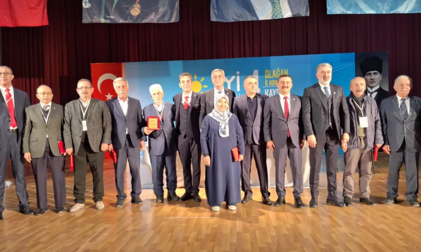 Vekil Türkoğlu 'Treni ve otobanı gelmeyen mahzun hemşehrilerim, makus talihinizi İYİ Parti değiştirecek'
