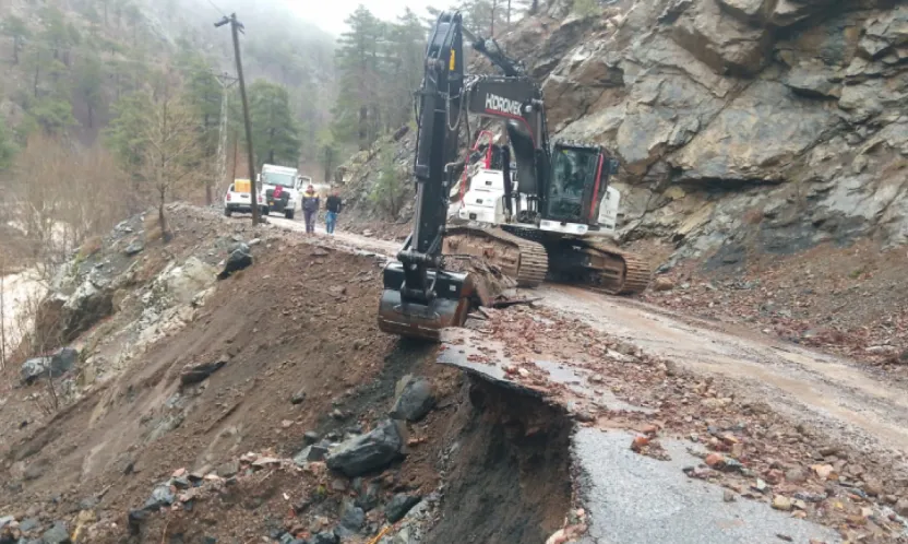 Yahyalı'da Sel ve Heyelan Nedeniyle Kapanan Yollar Yeniden Ulaşıma Açıldı