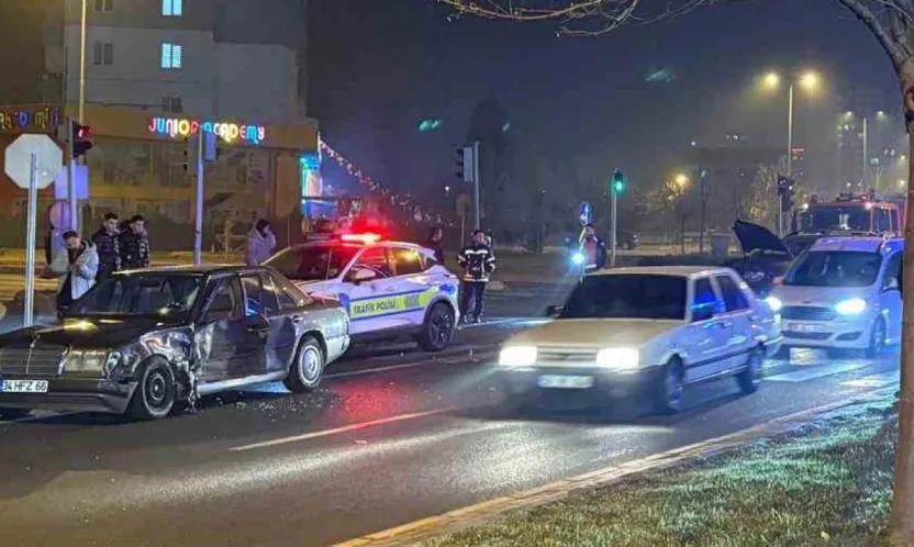 Yakut'da Meydana Gelen Trafik Kazasında 2 araç çarpıştı