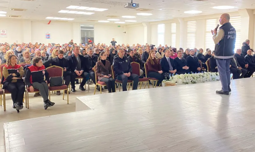 Yeşilhisar ve Hacılar'da 'En İyi Narkotik Polisi Anne' konferansı düzenlendi