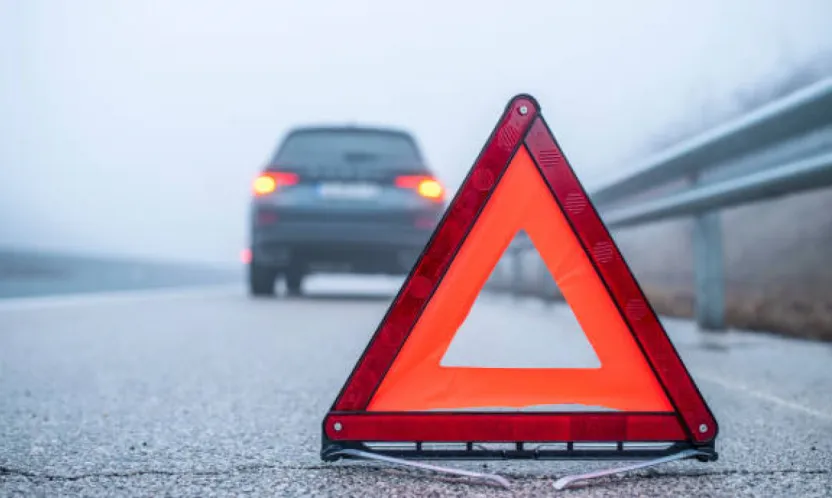 Yolda kalan araçlar için güvenlik önerisi: Reflektör mesafesi